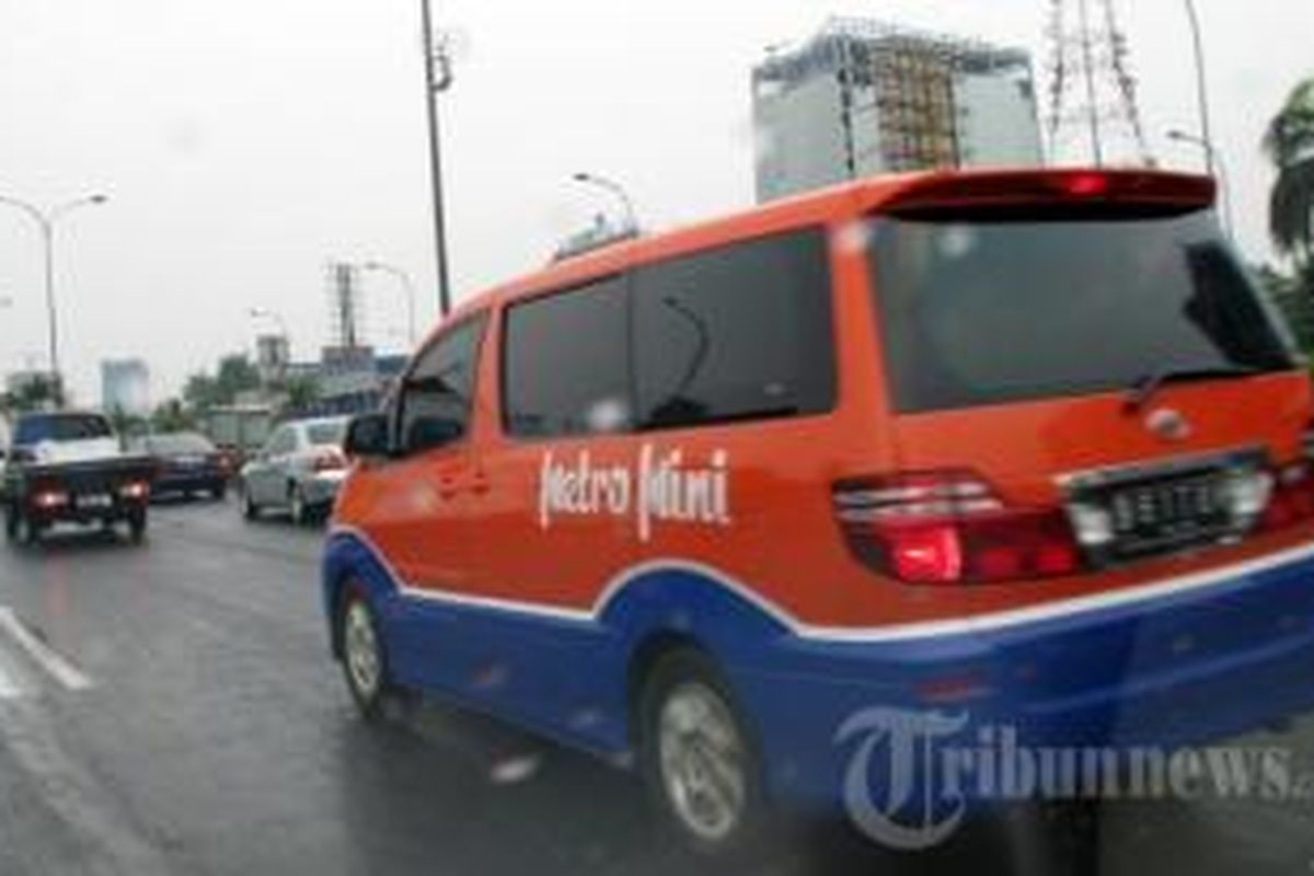 Mobil mewah Alphard dengan warna dan logo senada Bus Metro Mini melintas di jalan tol Jakarta Outer Ring Road (JORR) ruas Pasar Minggu, Jumat (25/10/2013). Warna mobil itu adalah oranye di bagian atas dan biru di bagian bawah dilengkapi logo Metro Mini.