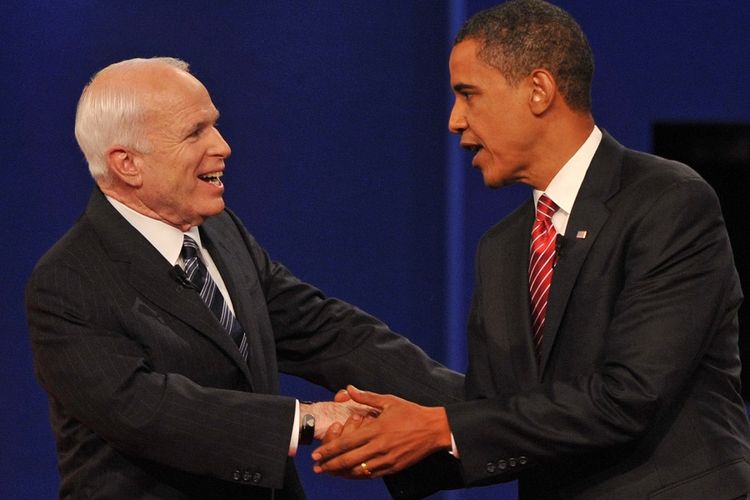 Dua kandidat presiden Barack Obama (kanan) dan John McCain saling menyapa di Universitas Hofstra di 14 Oktober 2008 dalam debat pemilihan presiden ketiga dan terakhir. Pemilihan Presiden Amerika Serikat 2008 akhirnya dimenangkan Obama.