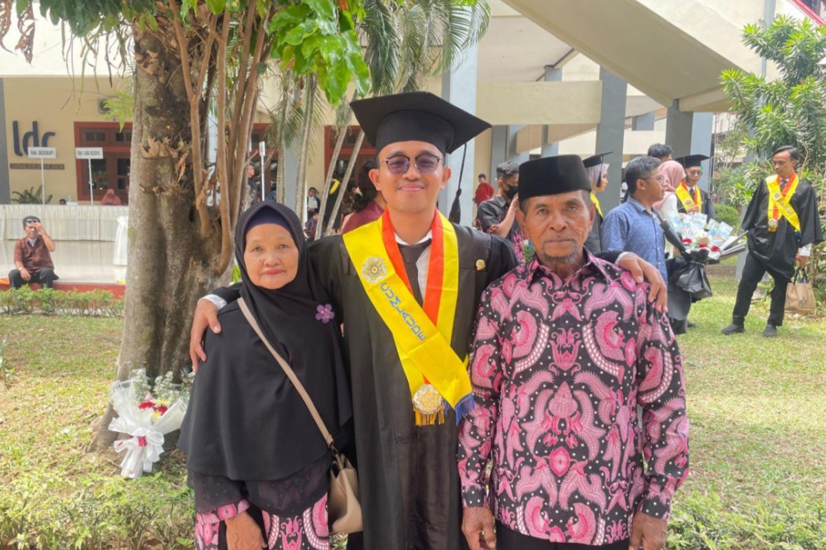 Johar Ma'mum, lulusan cumlaude UGM yang kuliah menggunakan beasiswa dan kini sudah bekerja. 