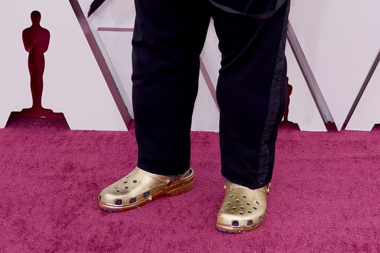 Sandal Crocs lapis emas yang dipakai Questlove