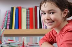 5 Cara Bijak Bantu Anak Kerjakan PR