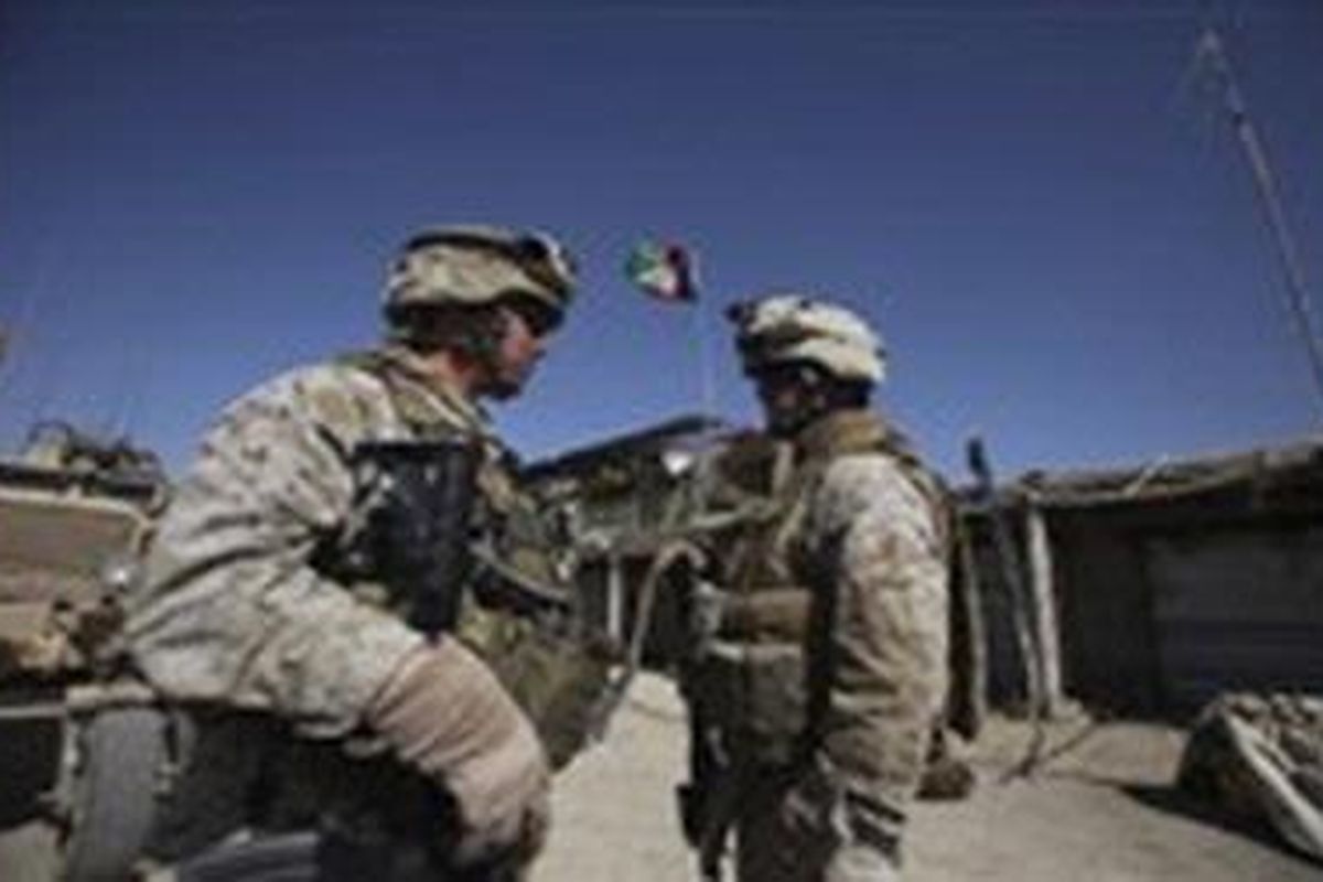 Anggota marinir AS berada di pasar, di Kota Marjah, Rabu (17/2/2010)