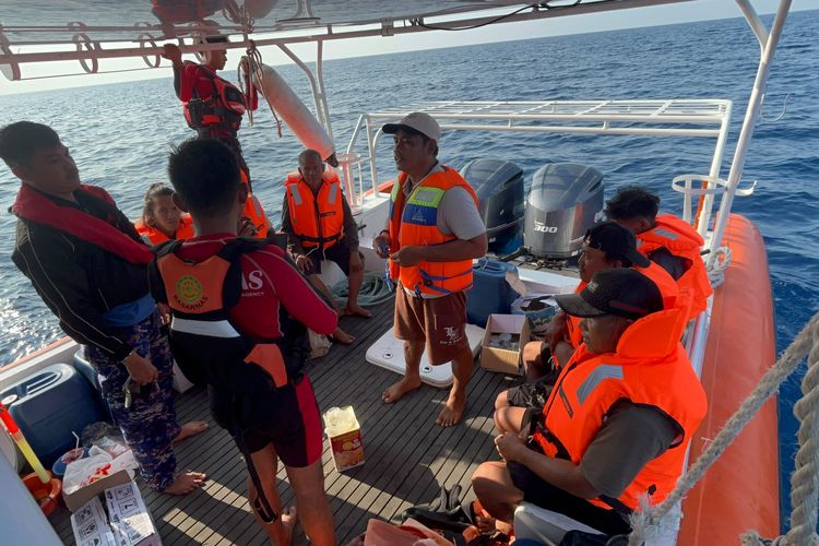 Bertahan di Rakit Kerompong, 7 ABK Dekai Mas 3 Selamat Usai Kapal Tenggelam di Selat Makassar