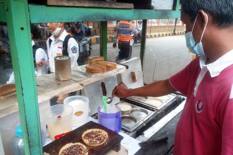 Para pedagang yang biasa mangkal di sekolah menyambut gembira kegiatan pembelajaran tatap muka terbatas yang sudah berjalan hampir sebulan di Kabupaten Cianjur, Jawa Barat.