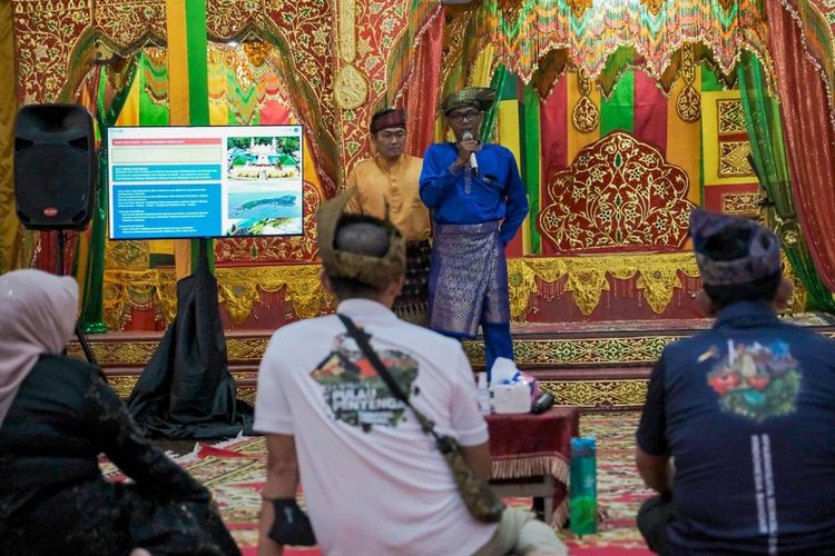 Menteri Pariwisata dan Ekonomi Kreatif Sandiaga Uno saat mengikuti prosesi tepung tawar di Desa Wisata Pulau Penyengat, Riau, Sabtu (29/7/2023).