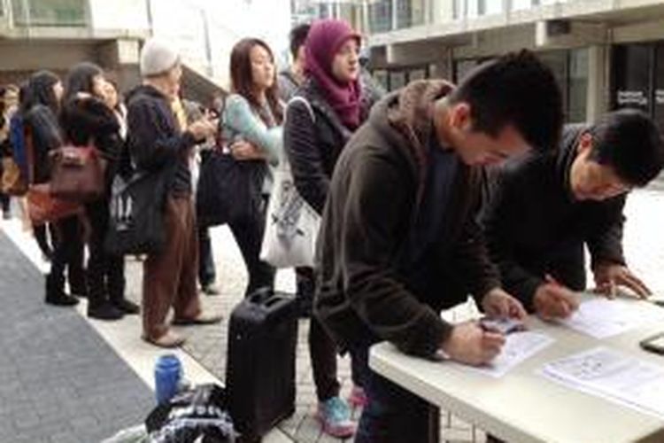 Puluhan warga Indonesia mengantre untuk mendapatkan surat suara dari petugas Panitia Pemilihan Luar Negeri (PPLN) Wellington kendati belum terdaftar dalam DPT, Minggu (6/7/2014), di Auckland.