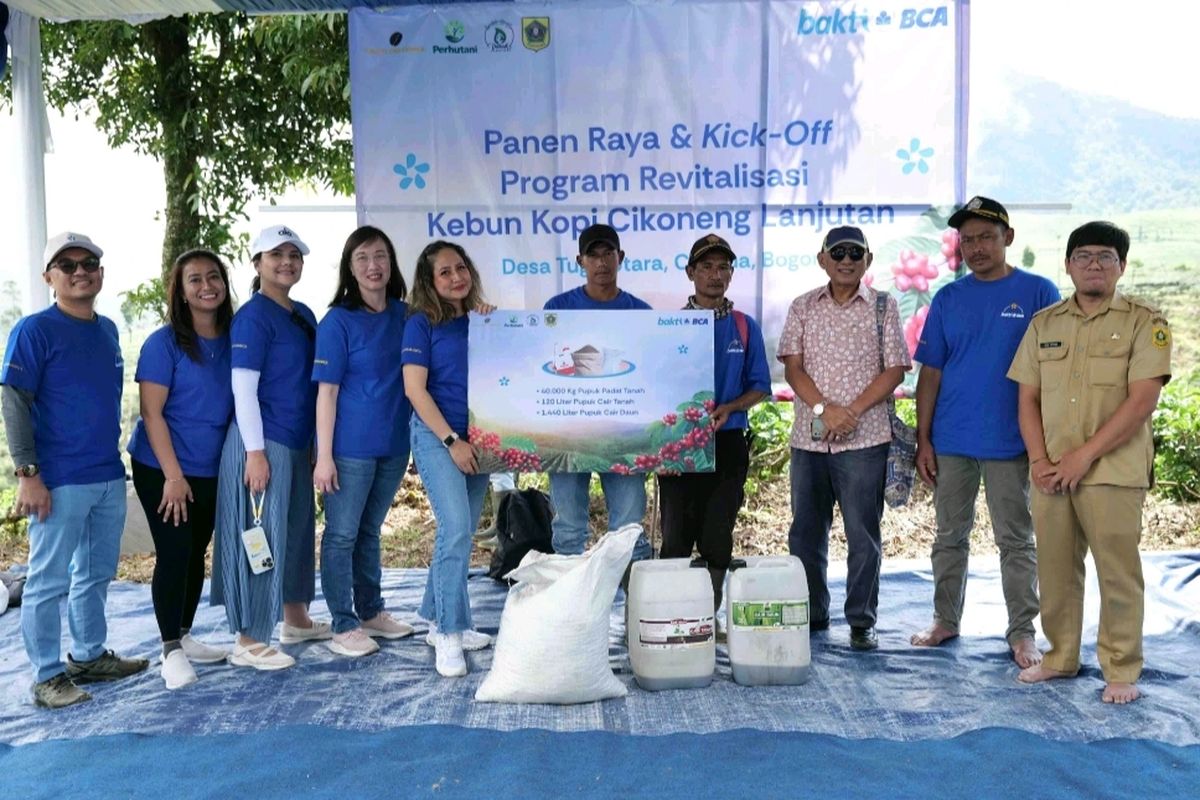 Panen raya dan kick off program revitalisasi kebun kopi Cikoneng, Bogor