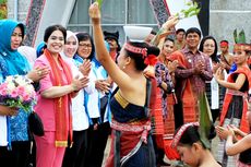 Kunjungi Danau Toba, Iriana Jokowi Diajak Bernyanyi Lagu Batak dan Menari Tortor