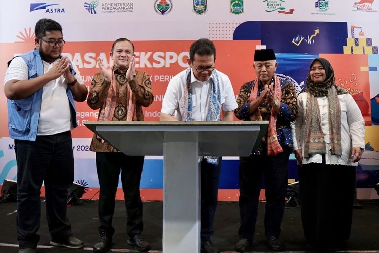 Menteri Perdagangan Republik Indonesia Budi Santoso (tengah) didampingi oleh Chief of Corporate Affairs Astra Riza Deliansyah (kedua kiri) dan Bupati Malang M Sanusi (kedua kanan) saat penandatanganan prasasti peresmian pabrik produksi kacang tunggak dan perikanan Desa Sejahtera Astra, Insan Madani Sukses, di Kabupaten Malang, Kamis (19/12/2024). 