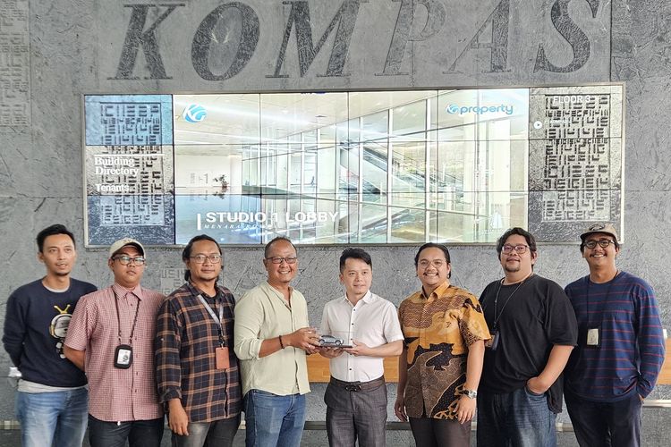 Presiden Direktur PT BYD Motor Indonesia Eagle Zhao (kemeja putih) berkunjung ke redaksi Kompas.com di Jakarta, Senin (5/12/2023).