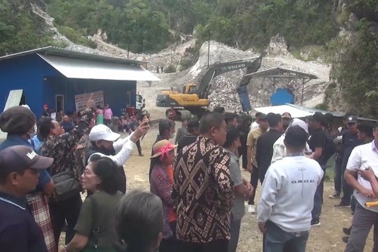 Warga Kecamatan Tikala, Kabupaten Toraja Utara, Sulawesi Selatan, mendadak ramai turun ke jalan menggelar unjuk rasa di depan lokasi tambang galian C milik CV Bangsa Damai. Mereka menuntut penghentian seluruh aktivitas pertambangan yang dinilai merusak lingkungan, mengancam sumber air bersih, dan mengancam kelestarian situs budaya di wilayah mereka, Kamis (13/6/2025)