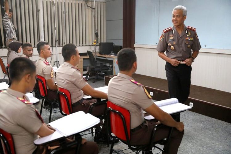 Gubernur Jawa Tengah Ganjar Pranowo saat syuting adegan dalam film layar lebar berjudul Sang Prawira.