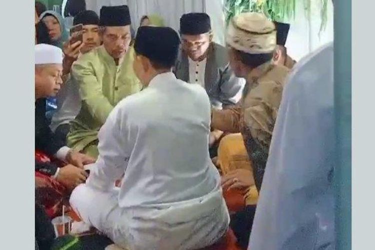 Pelaksanaan akad nikah pasangan sesama jenis di Desa Pakuon, Kecamatan Sukaresmi, Kabupaten Cianjur, 28 November 2023
