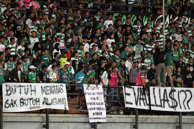 Karena hail kurang memuaskan, suporter Persebaya Surabaya melakukan protes dengan menempelkan spanduk di tribun Gelora Bung Tomo Surabaya, Jawa Timur.