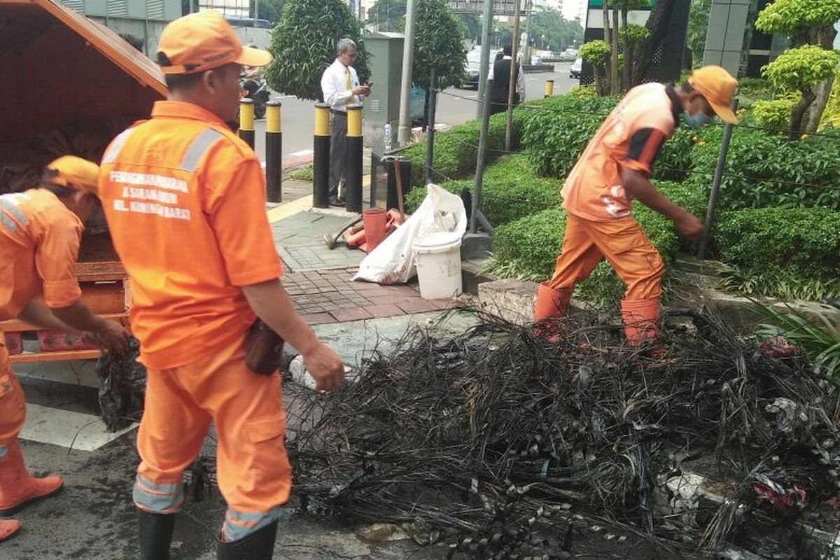 Pasukan oranye atau petugas PPSU Kelurahan Kuningan Barat menemukan gulungan kulit kabel, di gorong-gorong Jalan Gatot Subroto, Jakarta Selatan. 