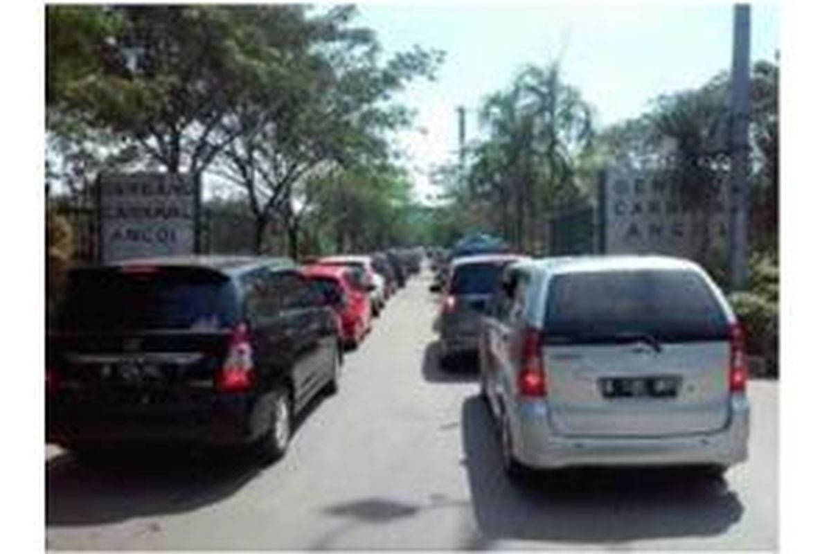 Ribuan kendaraan antre masuk di Pintu Gerbang Karnaval, Ancol, Jakarta Utara, Senin (20/7/2015).