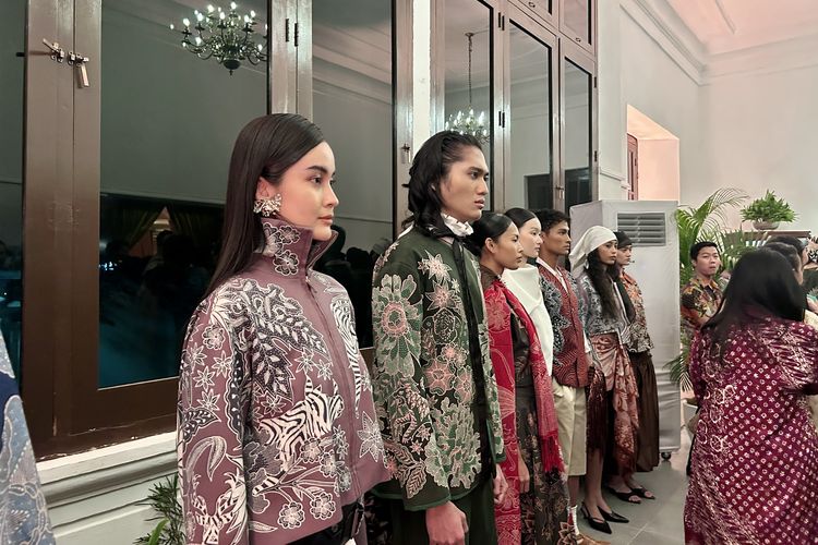 Iwan Tirta Angkat Memori, Badak, dan Gajah dalam Koleksi Smerti