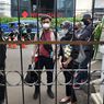 Doakan Eril, Warga Cilacap dan Jakarta Bawa Seikat Bunga Antre Sampaikan Belasungkawa untuk Keluarga Ridwan Kamil
