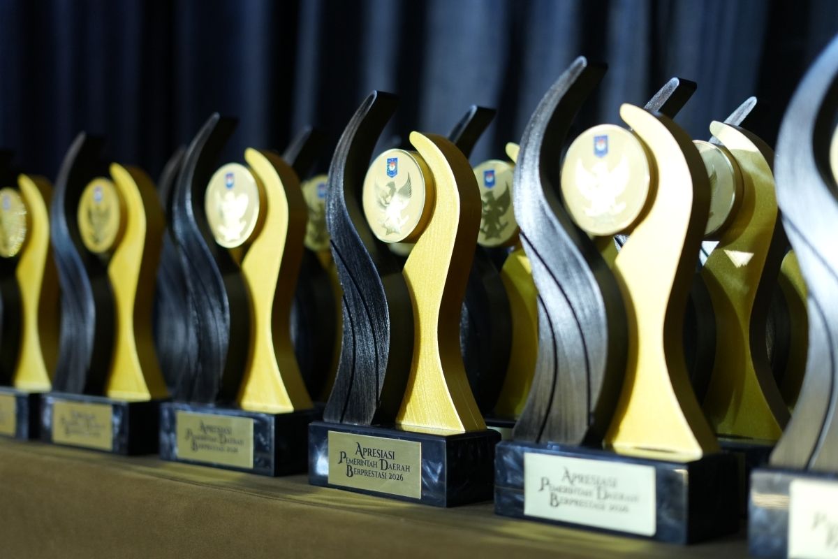 Piala penghargaan yang diberikan kepada pemerintah daerah berprestasi dalam ajang Apresiasi Pemerintah Daerah (Pemda) Berprestasi 2026 Regional Sulawesi di Hotel Claro, Kendari, Sulawesi Tenggara, Jumat (29/5/2026). (Dok. Kementerian Dalam Negeri)&nbsp;