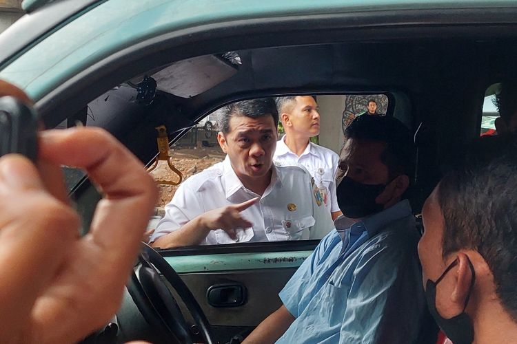 Wakil Gubernur DKI Jakarta Ahmad Riza Patria saat melakukan inspeksi mendadak di sekitar Stasiun Tebet, Jakarta Selatan, Rabu (13/7/2022).