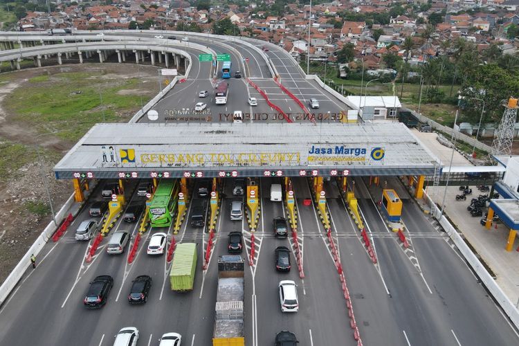 Kondisi arus lalu lintas kendaraan yang meninggalkan Jakarta menuju Jawa Barat melalui Gerbang Tol Cileunyi