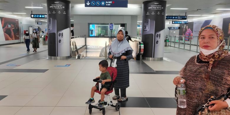 Pengalaman naik MRT Jakarta membawa anak batita dan stroller. Apa saja yang perlu diperhatikan?