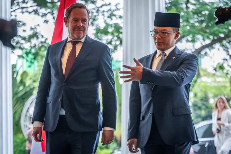 Menteri Luar Negeri Sugiono (kanan) menyambut Menteri Luar Negeri Belanda David Van Weel (kiri) sebelum pertemuan bilateral di Gedung Pancasila, Kementerian Luar Negeri, Jakarta, Kamis (9/10/2025).