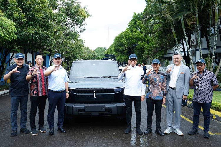 Wakil Menteri Perindustrian (Wamenperin) Faisol Riza mengunjungi fasilitas manufaktur Chery yang berkerja sama dengan PT Handal Indonesia Motor (HIM) di Pondok Ungu, Bekasi, Jawa Barat, Selasa (7/1/2025).