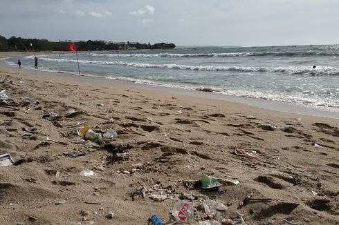 Tiga Hari Terakhir, 18 Ton Sampah Kiriman Terangkut dari Pantai Kuta