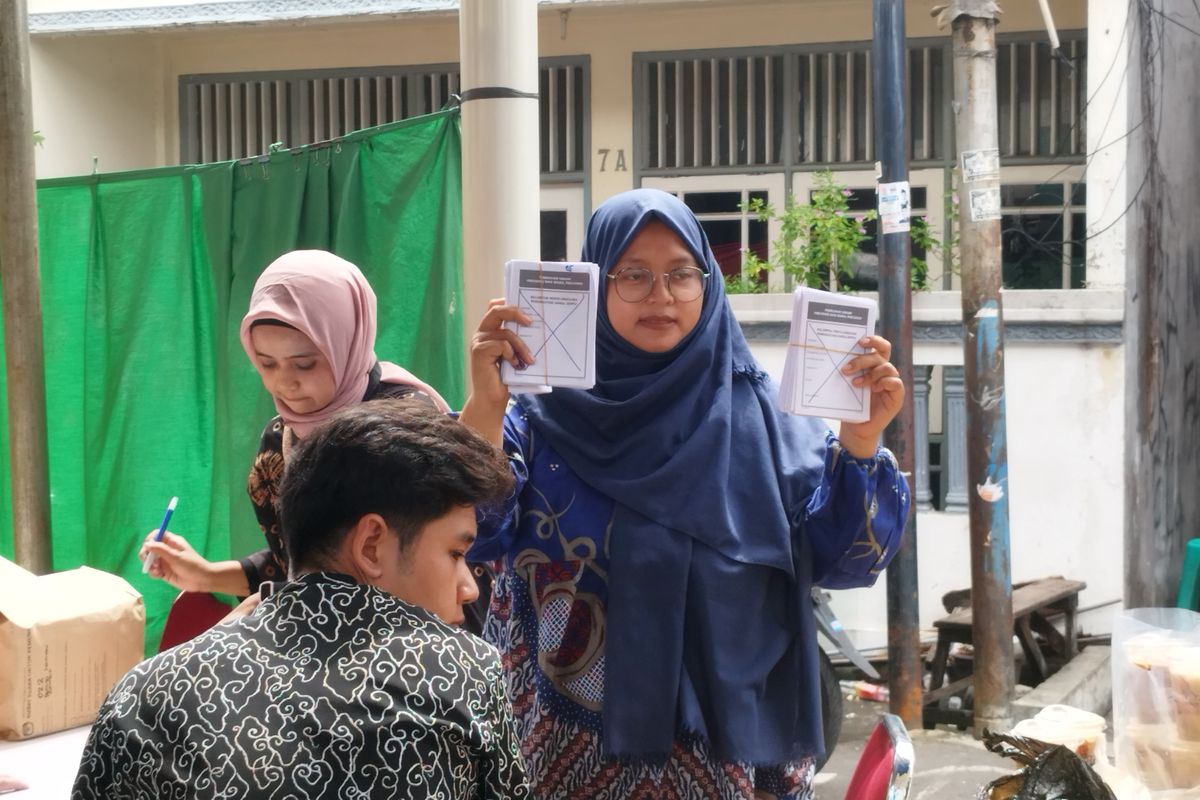 Ketua KPPS TPS 22 Petojo Selatan, Nur Asmilia saat menunjukkan surat suara yang tak terpakai kepada saksi, Rabu (14/2/2024).