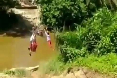 Ini Cerita Sebenarnya di Balik Video Viral 3 Bocah SD Bergelantungan Seberangi Sungai di Riau