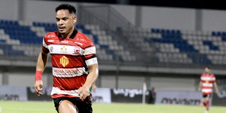 Pemain Madura United Lulinha mengerjar bola pada laga pekan ke-16 Super league 2025-2026 melawan Persebaya Surabaya yang berlangsung di Stadion Gelora Ratu Pamelingan Pamekasan, Sabtu (3/1/2026) malam.