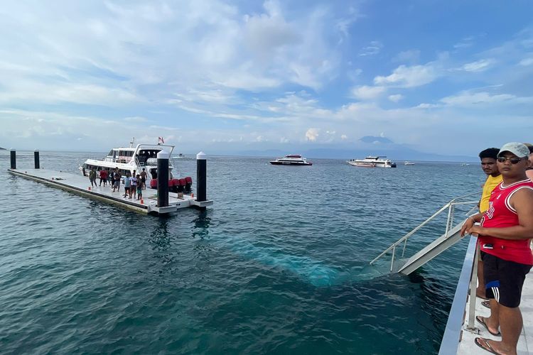 Jembatan yang menghubungkan dermaga utama ke kapal di Pelabuhan Nusa Penida, Klungkung, Bali, roboh pada Kamis (15/12/202). /Dok. Humas Polres Klungkung