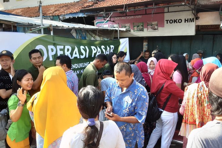 Operasi pasar di pasar Cepiring Kendal. KOMPAS.COM/SLAMET PRIYATIN