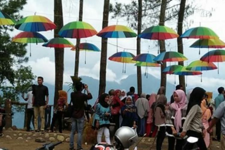 Masyarakat memadati kawasan wisata Gunung Salak, di Kilometer 31, Kecamatan Nisam Antara, Aceh Utara, Sabtu (1/7/2017)