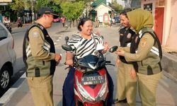 Cara Unik Satpol PP Jawa Tengah Edukasi Pengguna Jalan 