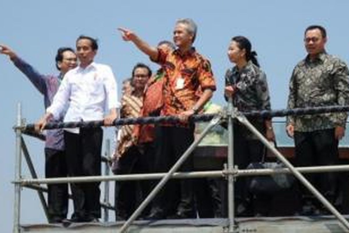 Presiden RI Joko Widodo, Gubernur Jawa Tengah Ganjar Pranowo dan sejumlah menteri meninjau proyek PLTU Batang, Jumat (28/8/2015). 