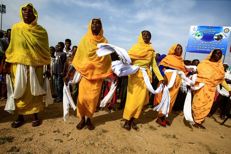 Perempuan Sudan mengenakan pakaian tradisional berupa kain jubah panjang dalam sebuah prosesi di Darfur Selatan.