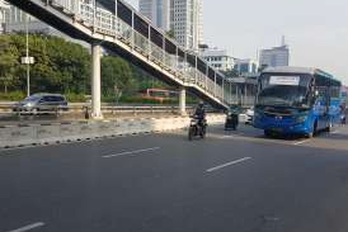 Bus APTB melintas di Jalan Jenderal Gatot Subroto, Jakarta, Rabu (1/6/2016). Bus-bus tersebut dilarang melintas di Jalur Transjakarta mulai hari ini. Bus berwarna biru itu juga tak lagi memakai nama APTB.