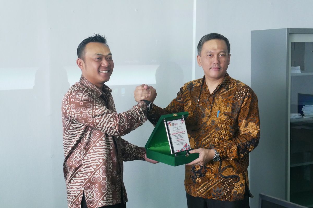 Penasihat Pendidikan Education Malaysia Indonesia Mohd Mubarak Bin Shamsuddin (kiri) dan Dekan FT Unkris Harjono (kanan) dalam kegiatan pengabdian masyarakat yang digelar pada 19-20 Desember 2022.

