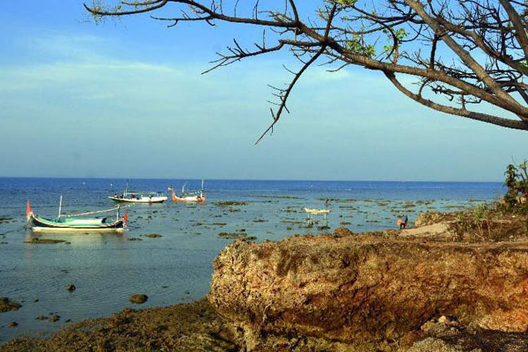 Pantai di Gili Iyang, Kabupaten Sumenep, Jawa Timur. Gili Iyang dikenal sebagai 'Pulau Awet Muda' dengan kadar oksigen tertinggi kedua di dunia setelah Jordania yakni 21,5 persen. 