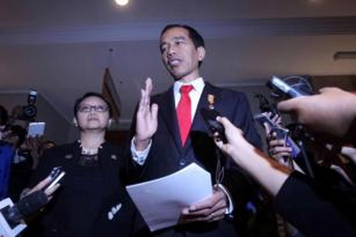 Presiden Joko Widodo didampingi Menteri Luar Negeri Retno Marsudi (kiri) memberikan keterangan pada wartawan terkait pertemuan dengan Perdana Menteri Palestina Rami Hamdallah usai membuka Asian African Business Summit yang merupakan rangkaian Peringatan 60 Tahun Konferensi Asia Afrika di Jakarta Convention Centre, Jakarta, Selasa (21/4/2015). Indonesia kembali menyatakan ketegasannya untuk mendukung kemerdekaan Negara Palestina.