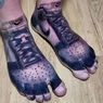 Bosan Selalu Beli Sepatu, Pria Ini Menato “Sneakers” di Kakinya 
