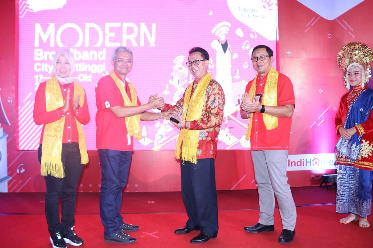 Telkom berhasil melakukan modernisasi infrastruktur telekomunikasi dengan menyediakan jaringan 100 persen berbasis fiber optik di Kota Bukittinggi, Sumatera Barat.