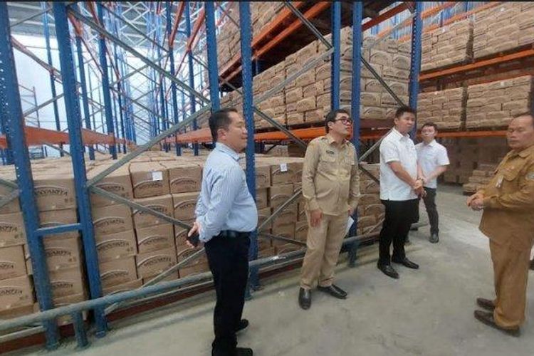 Tim Satgas Pangan Provinsi Sumatera Utara yang terdiri dari Biro Perekonomian, Dinas Perindustrian dan Perdagangan, Bank Indonesia Perwakilan Sumatera Utara, dan Perwakilan KPPU Kanwil I Medan, menemukan 75 ton Minyakita di Gudang PT YAN, Jalan Brigjen Zainid Hamid, Kota Medan, Senin (13/2/2023). 