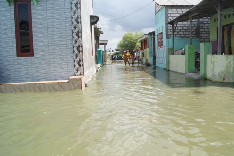 Banjir rob akibat air laut pasang yang terjadi di Dusun Banyuwangi, Desa Banyuwangi, Kecamatan Manyar, Gresik, Jawa Timur, Kamis (19/5/2022).