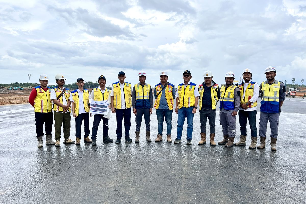 Kepala Satgas Pelaksanaan Pembangunan Infrastruktur IKN Danis Hidayat Sumadilaga dan Ketua Bidang Perencanaan Penataan Kawasan dari Satgas Perencanaan Pembangunan Infrastruktur IKN Dwityo Akoro Soeranto bersama tim pelaksana konstruksi Bandara IKN.