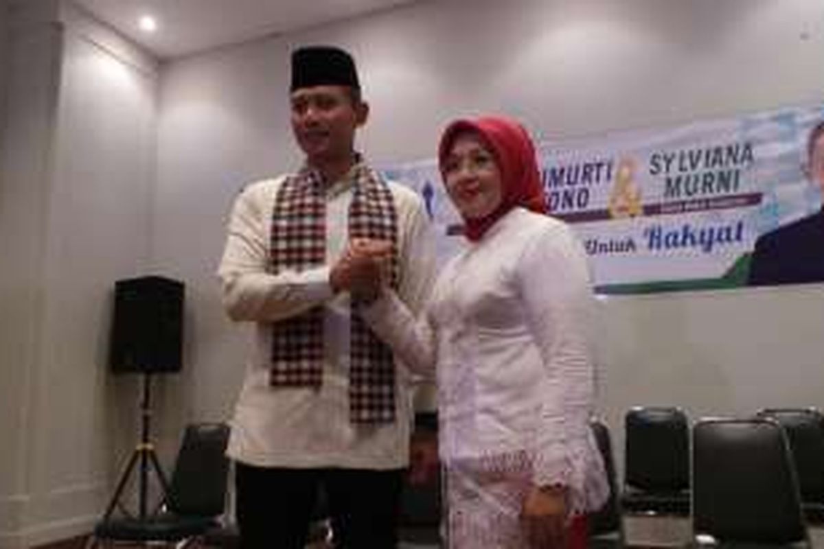 Bakal calon gubernur DKI Agus Harimurti Yudhoyono dan bakal calon wakil gubernur DKI Sylviana Murni saat berada di kantor DPP Demokrat, Jumat (23/9/2016).