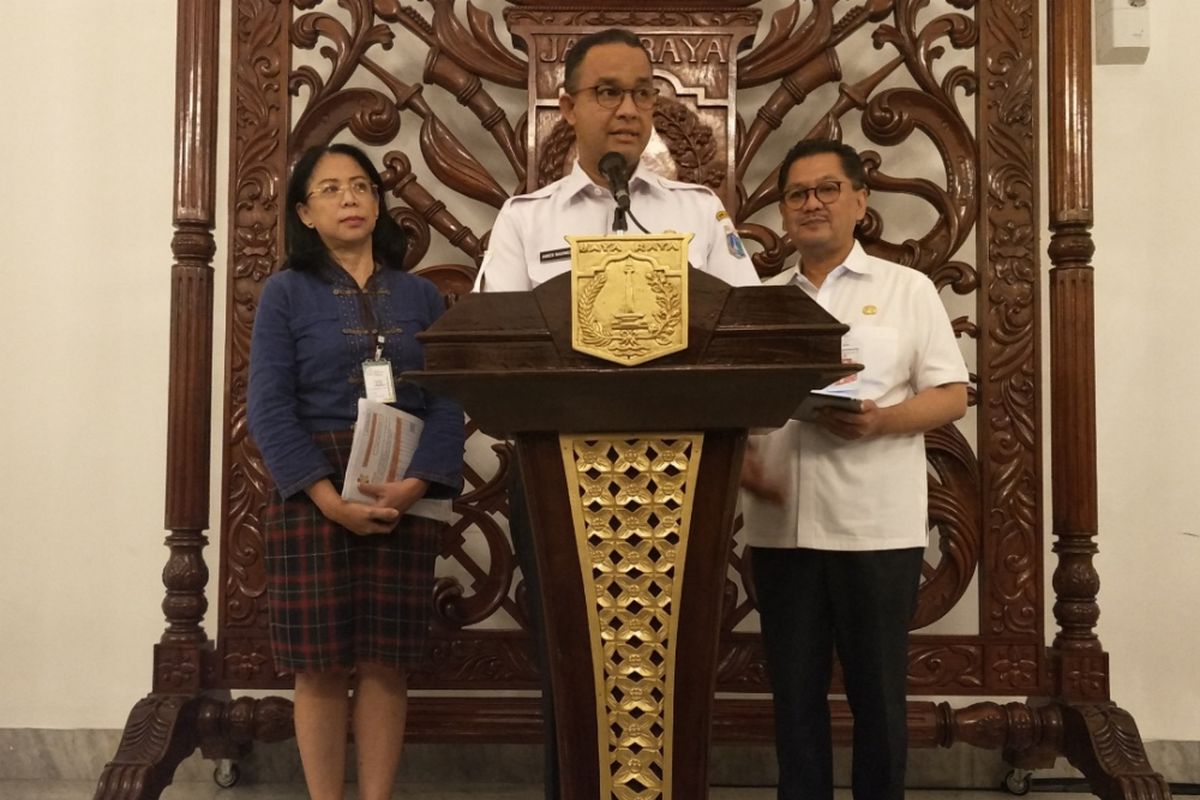 Gubernur DKI Jakarta Anies Baswedan (tengah) saat memberikan update terkait penanganan kasus difteri di Jakarta, Rabu (3/1/2018).