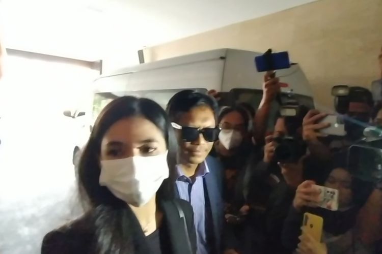 Disjoki Puteri Una Astari Thamrin atau DJ Una mendatangi Gedung Bareskrim Mabes Polri, Jakarta, Senin (25/4/2020).